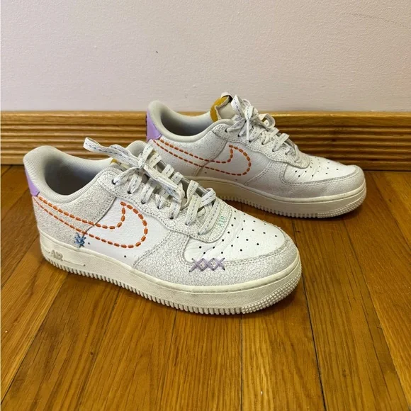Nike Air Force 1 '07 SE Low Sz 7.5 Women Retro Shoes Beige Purple DX2348-100 - Picture 2 of 12
